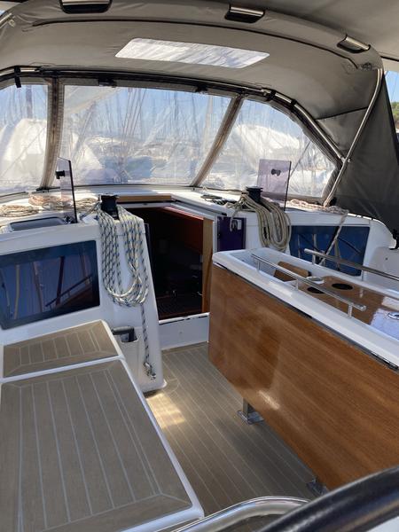 Book yachts online - sailboat - Dufour 390 Grand Large - Pixie - rent