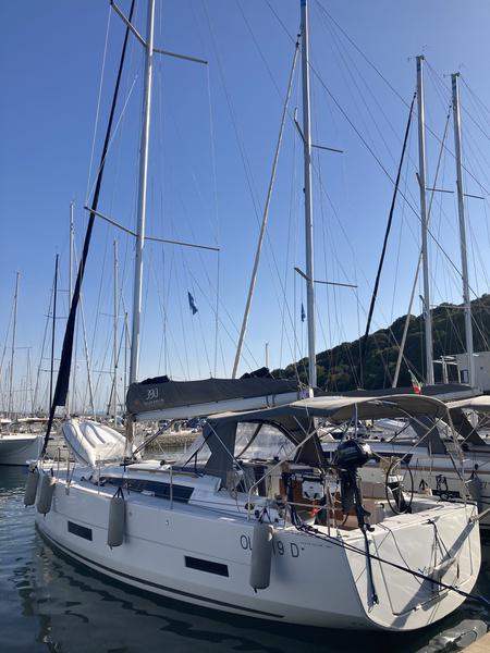 Book yachts online - sailboat - Dufour 390 Grand Large - Pixie - rent
