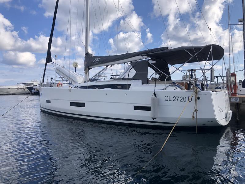 Book yachts online - sailboat - Dufour 390 Grand Large - Molesta - rent