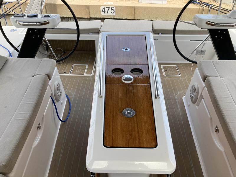 Book yachts online - sailboat - Dufour 390 Grand Large - Molesta - rent