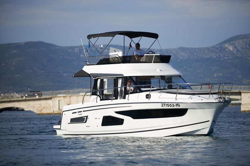 Book yachts online - motorboat - Jeanneau Merry Fisher 1095 FLY - Jeanneau Merry Fisher 1095 Fly - rent