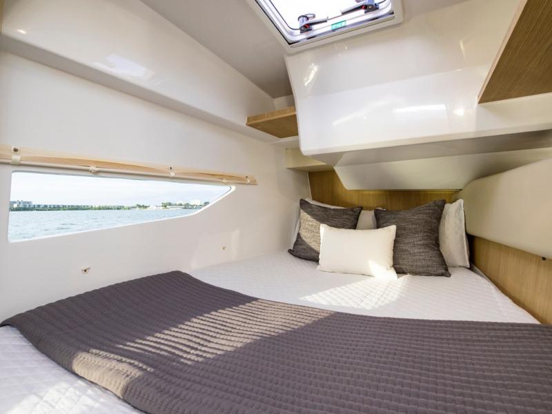 Book yachts online - powercatamaran - Aquila 36 - Joy - rent