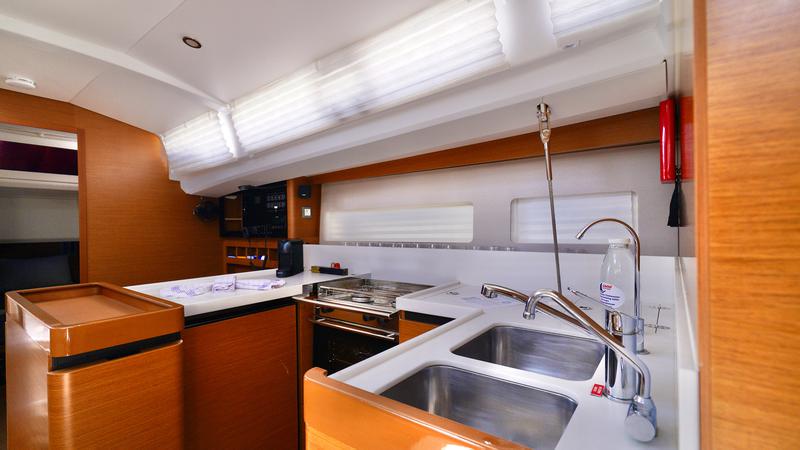 Book yachts online - sailboat - Sun Odyssey 440 - 4 Cabins - Happy Day - rent