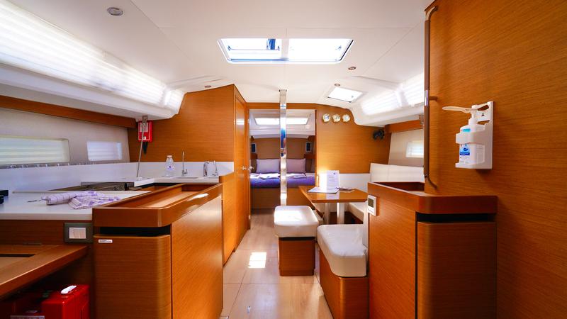 Book yachts online - sailboat - Sun Odyssey 440 - 4 Cabins - Happy Day - rent