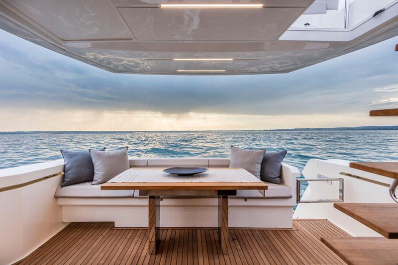 Book yachts online - motorboat - Ferretti 450 - Betty - rent