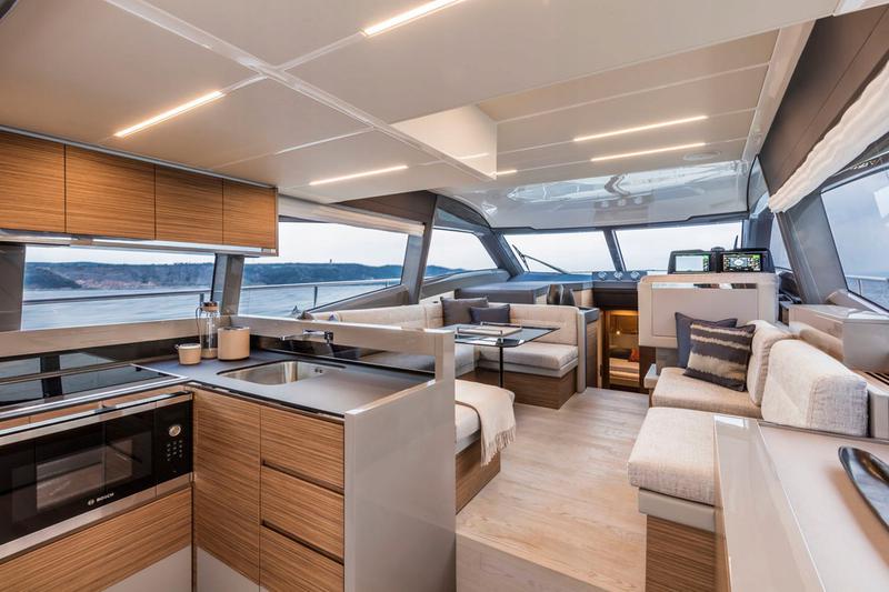 Book yachts online - motorboat - Ferretti 450 - Silver - rent
