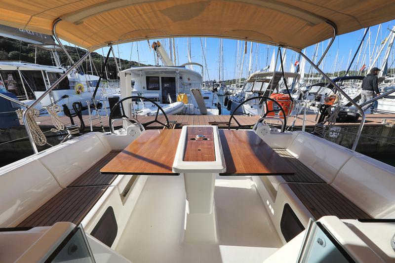 Book yachts online - sailboat - Dufour 412 - Eurus - rent