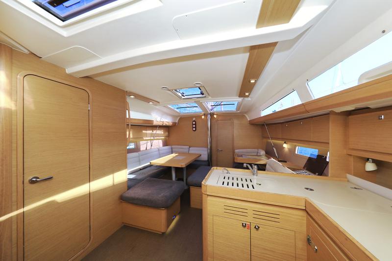 Book yachts online - sailboat - Dufour 412 - Eurus - rent