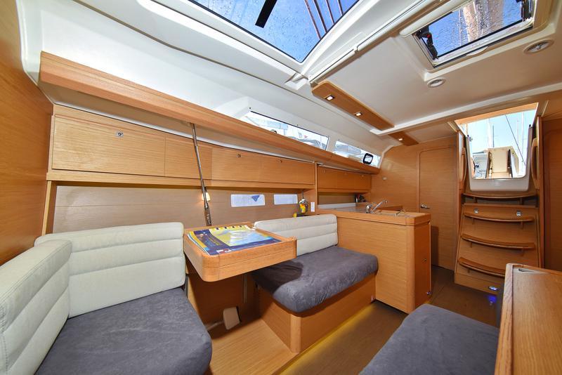 Book yachts online - sailboat - Dufour 412 - Eurus - rent