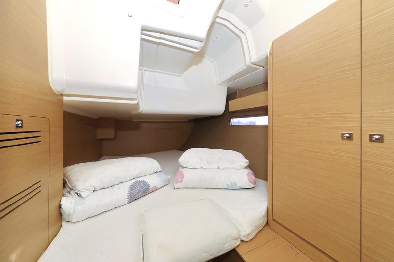 Book yachts online - sailboat - Dufour 412 - Eurus - rent