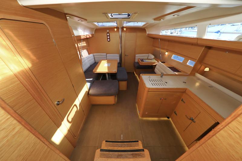 Book yachts online - sailboat - Dufour 412 - Eurus - rent