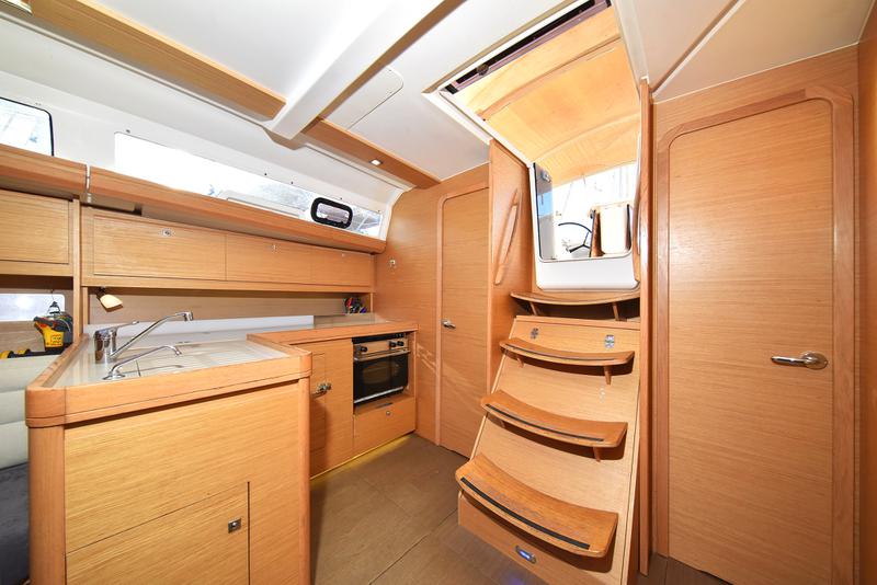 Book yachts online - sailboat - Dufour 412 - Eurus - rent