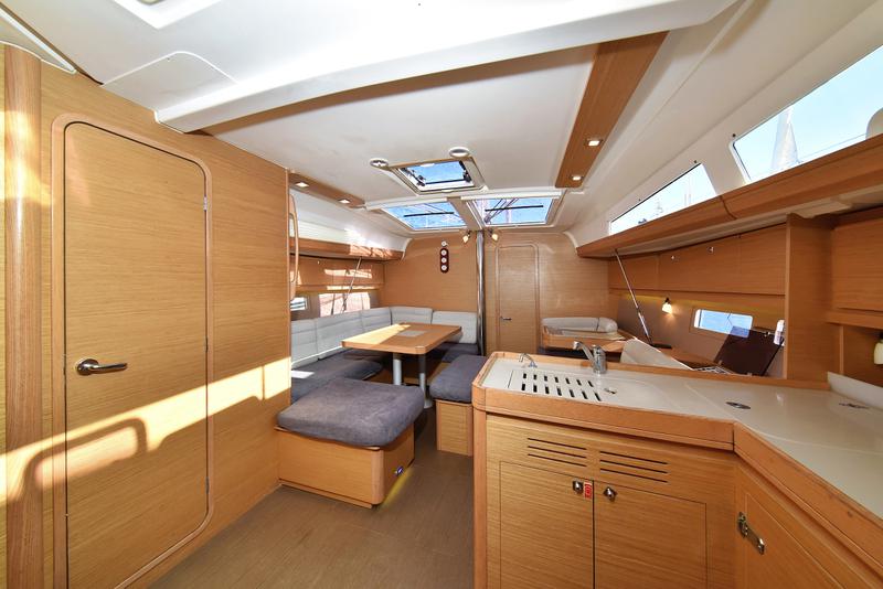 Book yachts online - sailboat - Dufour 412 - Eurus - rent