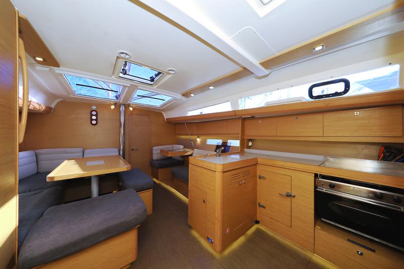 Book yachts online - sailboat - Dufour 412 - Eurus - rent