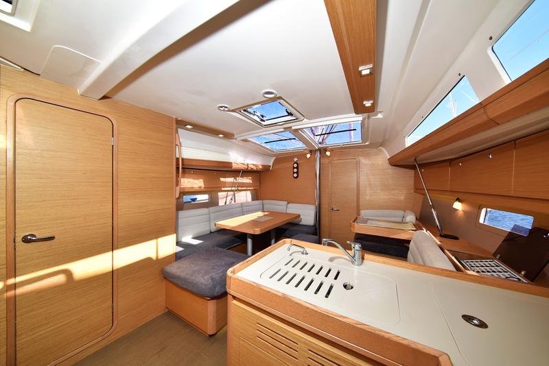 Book yachts online - sailboat - Dufour 412 - Eurus - rent