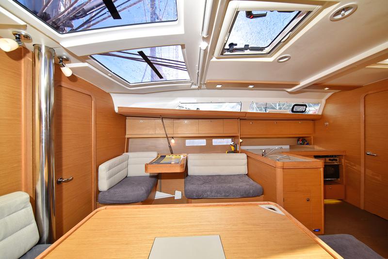 Book yachts online - sailboat - Dufour 412 - Eurus - rent