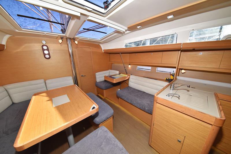 Book yachts online - sailboat - Dufour 412 - Eurus - rent