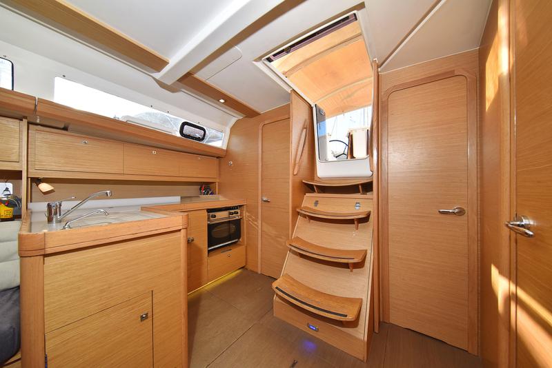 Book yachts online - sailboat - Dufour 412 - Eurus - rent