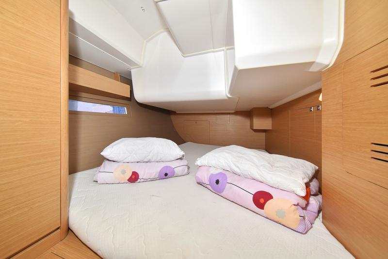 Book yachts online - sailboat - Dufour 412 - Eurus - rent