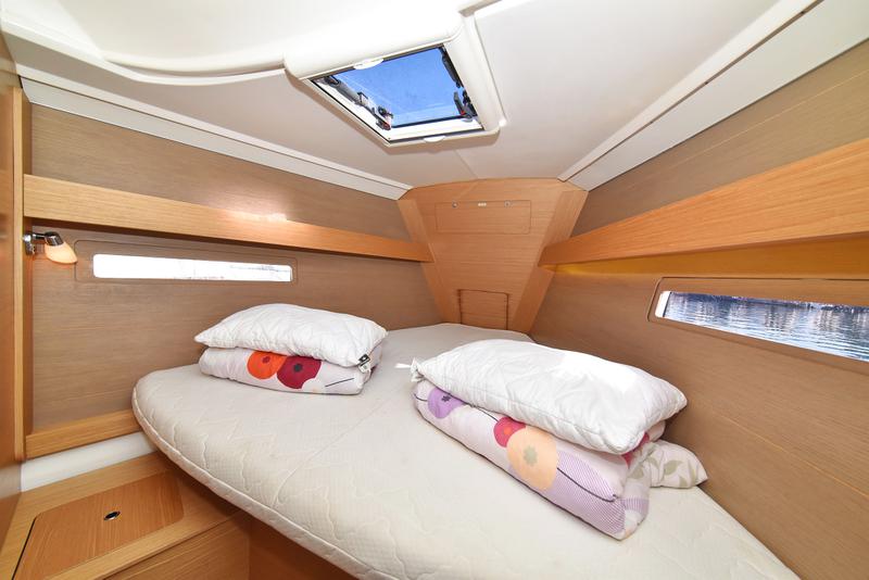 Book yachts online - sailboat - Dufour 412 - Eurus - rent