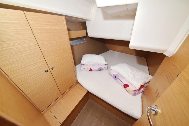 Book yachts online - sailboat - Dufour 412 - Eurus - rent