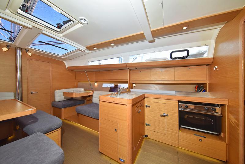 Book yachts online - sailboat - Dufour 412 - Eurus - rent