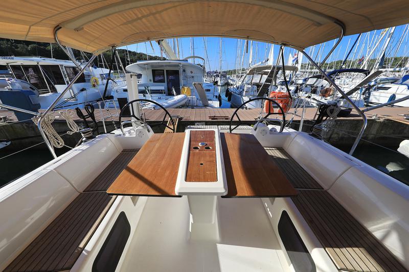 Book yachts online - sailboat - Dufour 412 - Eurus - rent