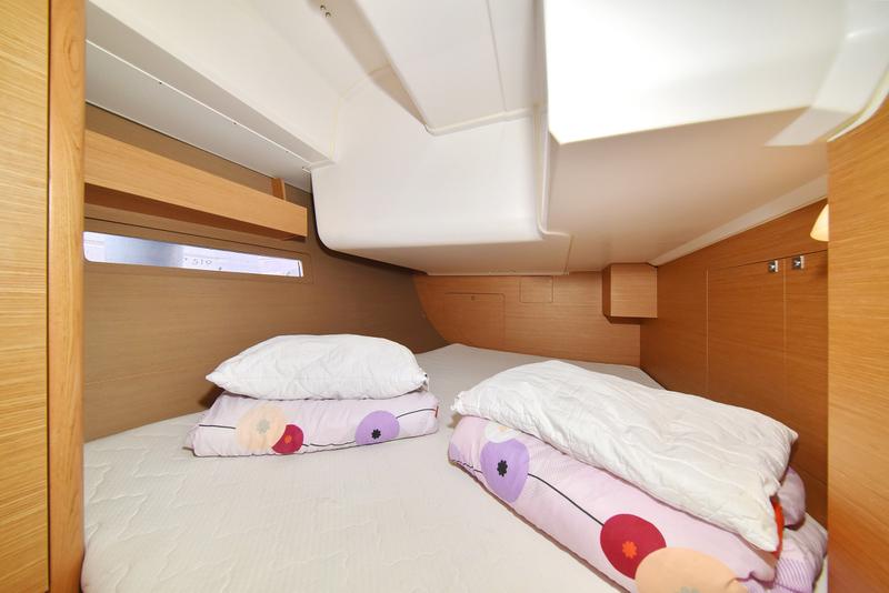 Book yachts online - sailboat - Dufour 412 - Eurus - rent