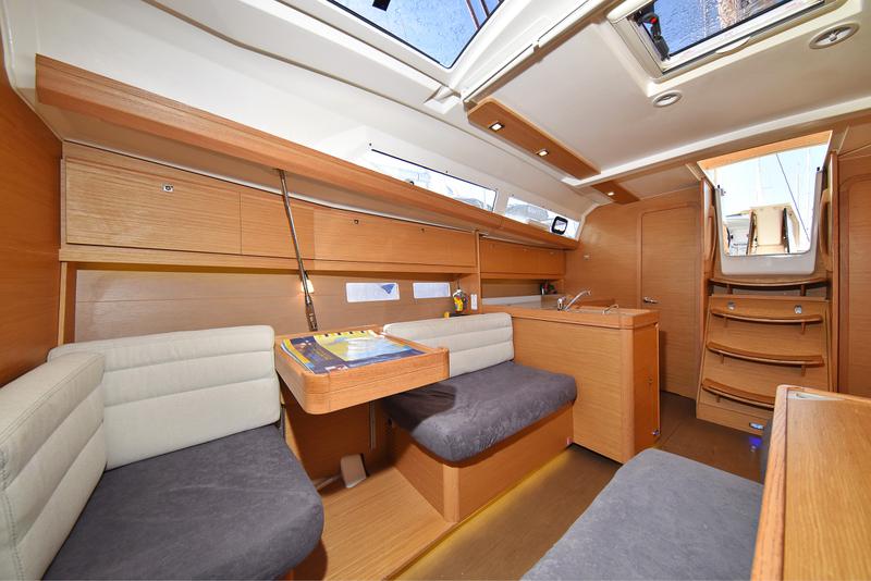 Book yachts online - sailboat - Dufour 412 - Eurus - rent