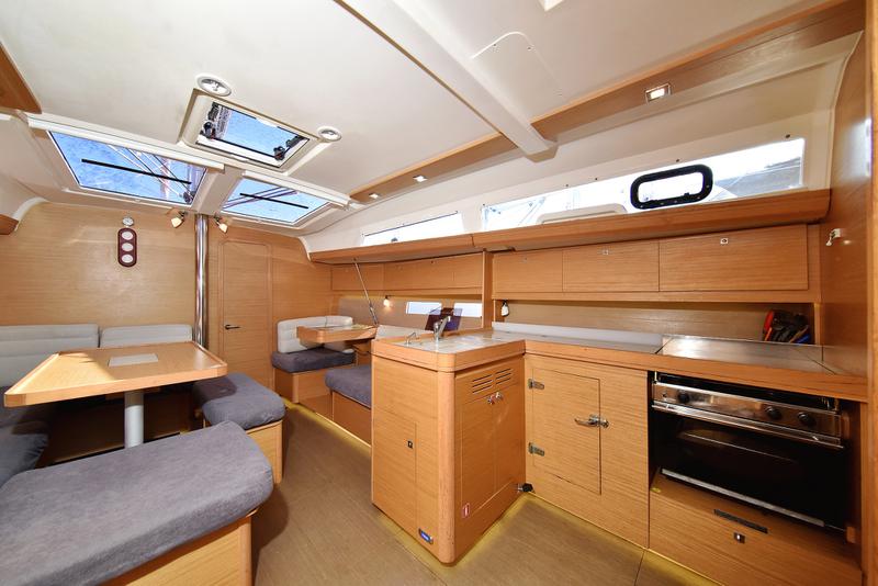 Book yachts online - sailboat - Dufour 412 - Eurus - rent