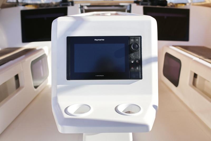 Book yachts online - sailboat - Dufour 412 - Eurus - rent