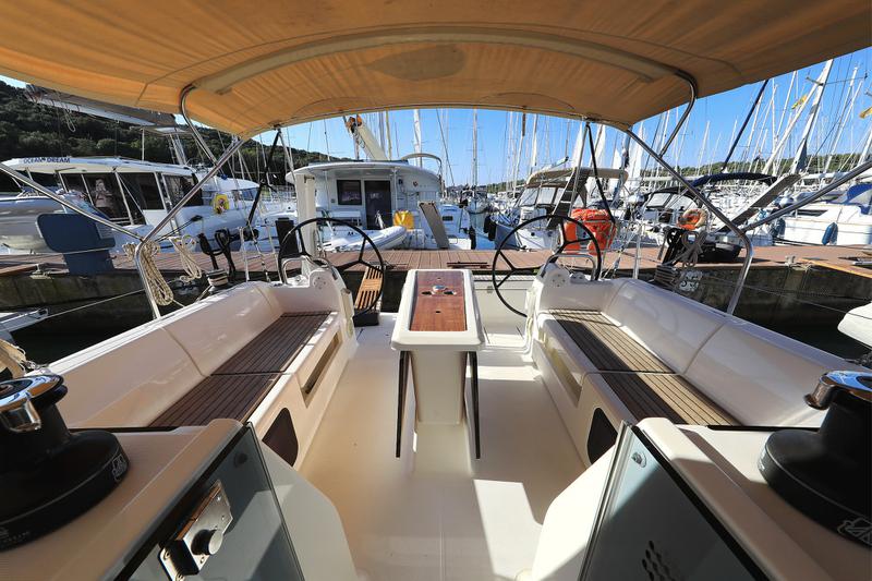 Book yachts online - sailboat - Dufour 412 - Eurus - rent