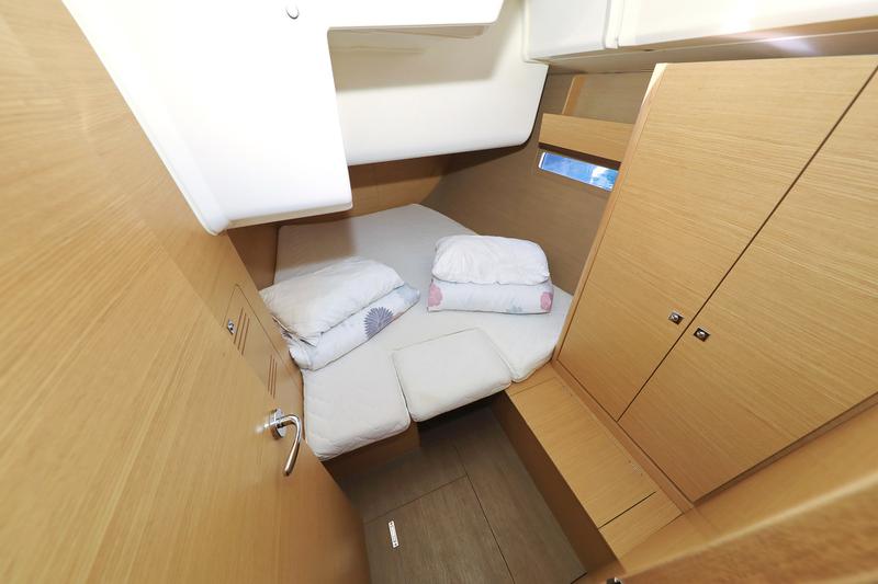 Book yachts online - sailboat - Dufour 412 - Eurus - rent