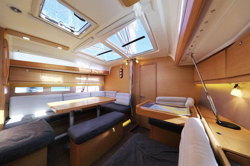 Book yachts online - sailboat - Dufour 412 - Eurus - rent