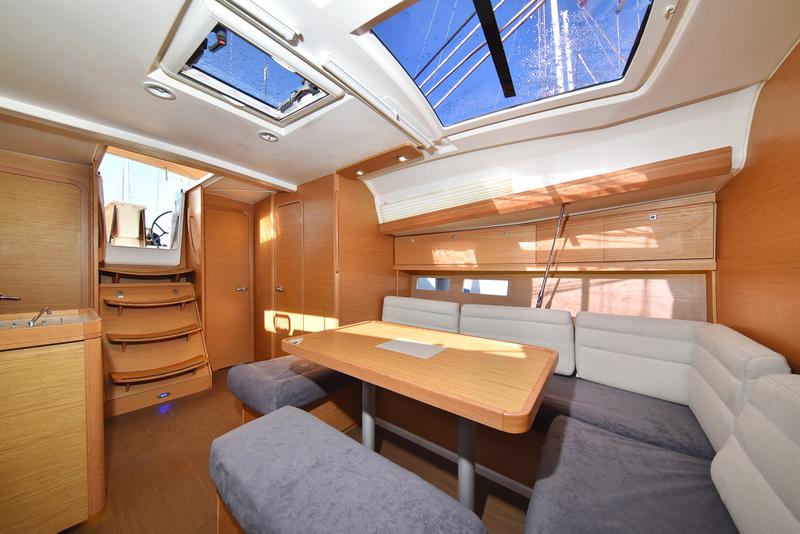 Book yachts online - sailboat - Dufour 412 - Eurus - rent