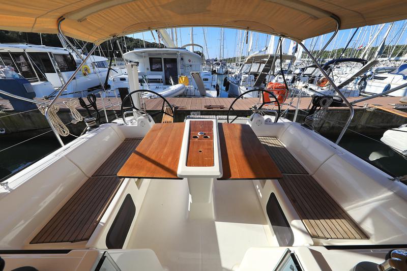 Book yachts online - sailboat - Dufour 412 - Eurus - rent