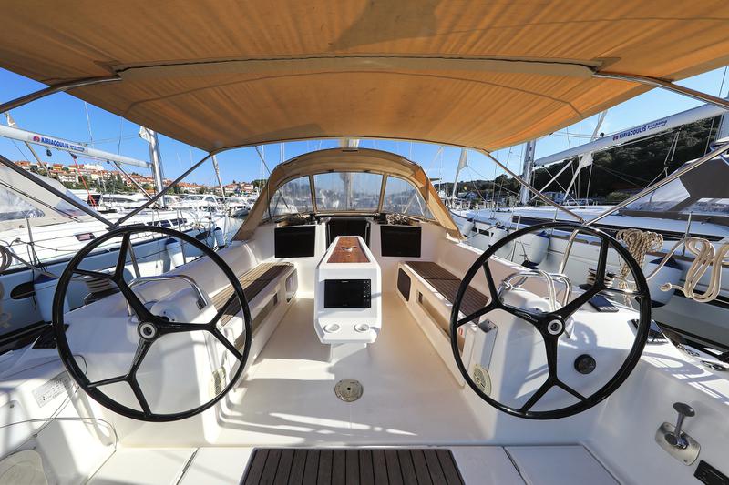 Book yachts online - sailboat - Dufour 412 - Eurus - rent