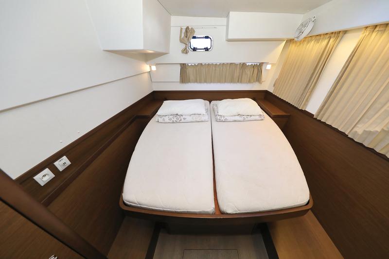 Book yachts online - catamaran - Lagoon 42 - Fleur de Sel - rent