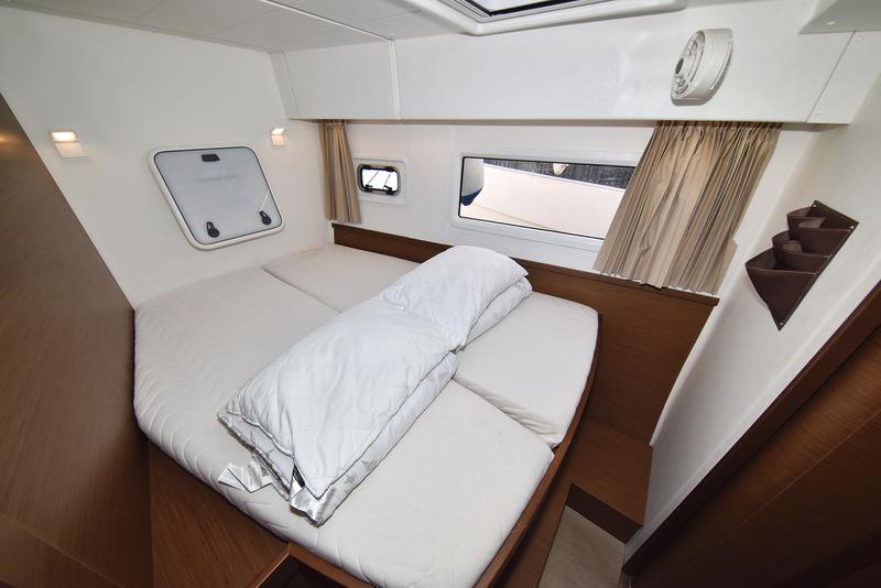 Book yachts online - catamaran - Lagoon 42 - Fleur de Sel - rent