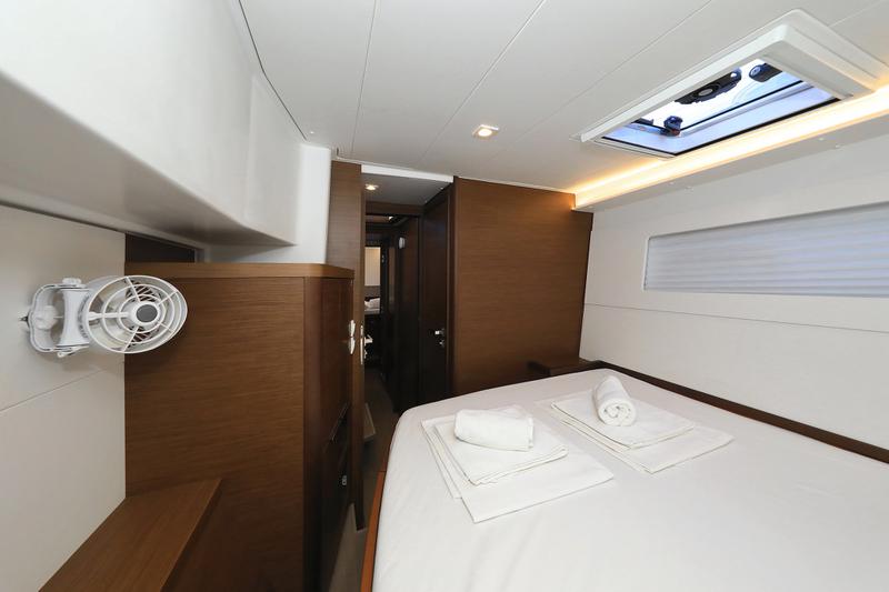 Book yachts online - catamaran - Lagoon 40 - GIMME KISS - rent