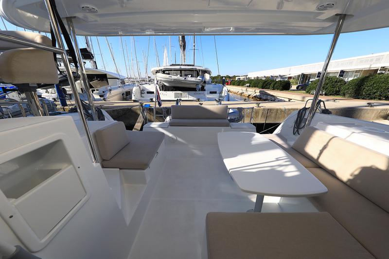 Book yachts online - catamaran - Lagoon 40 - GIMME KISS - rent