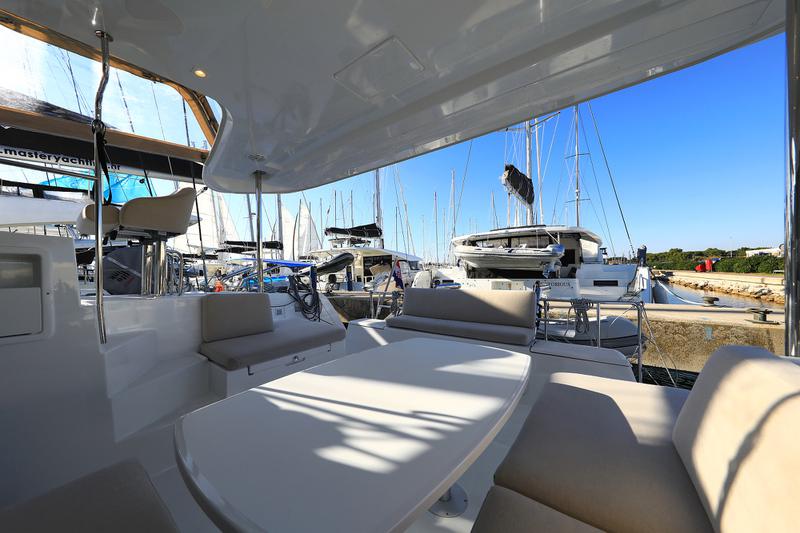 Book yachts online - catamaran - Lagoon 40 - GIMME KISS - rent