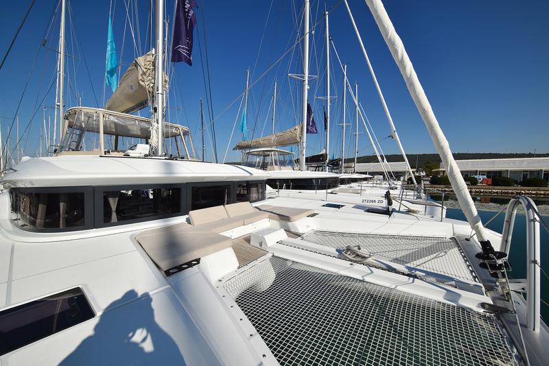 Book yachts online - catamaran - Lagoon 50 - SHADOW (ex. HAPPY HOUR) Air Condition Generator Watermaker - rent
