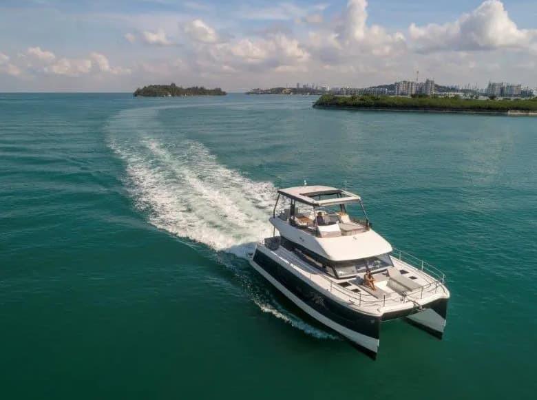 Book yachts online - powercatamaran - MY40 - Beluga - rent