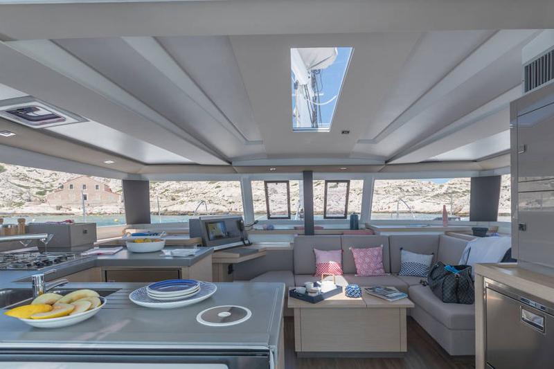 Book yachts online - catamaran - Astréa 42 - Reina - rent