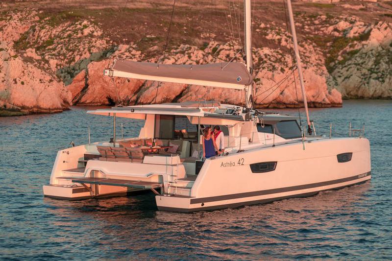 Book yachts online - catamaran - Astréa 42 - Reina - rent