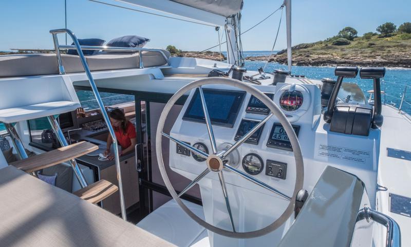 Book yachts online - catamaran - Astréa 42 - Reina - rent