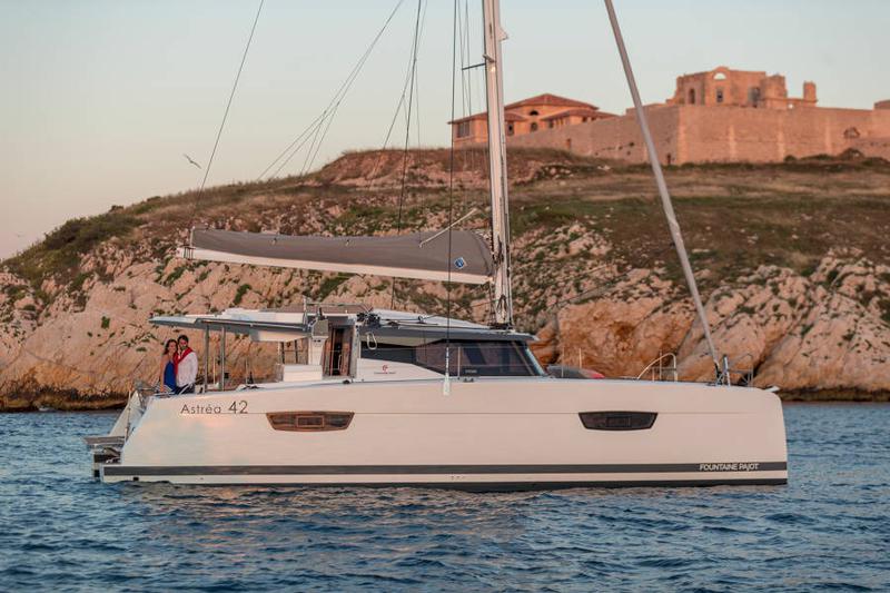 Book yachts online - catamaran - Astréa 42 - Reina - rent