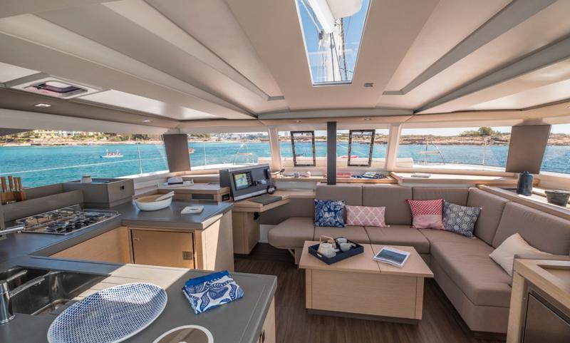Book yachts online - catamaran - Astréa 42 - Reina - rent