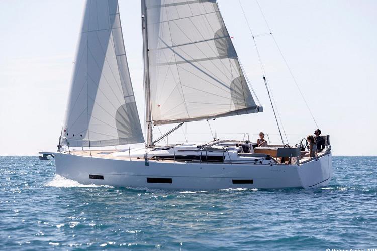 Book yachts online - sailboat - Dufour 390 - La Luz - rent